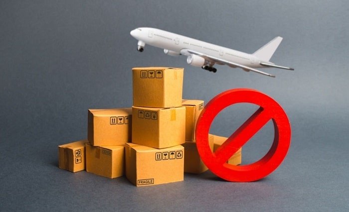 Sản phẩm có chứa các chất, hoặc hỗn hợp có khả năng gây nổ, gây cháy bị cấm vận chuyển bằng đường hàng không